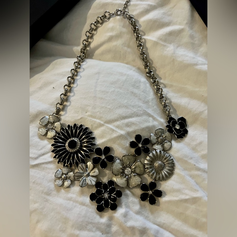 Danbury mint beautiful retired statement piece necklace